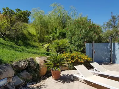 Giardino di Villa Petra e Survas in La Caletta Countryside