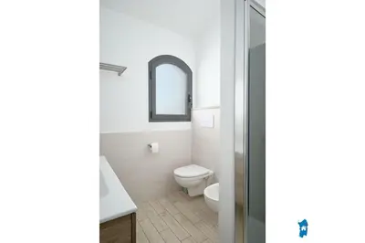 Bagno di Villa con piscina by budoniaffiti