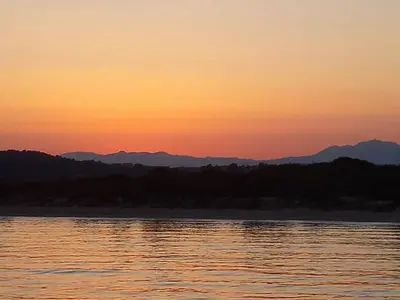 Paesaggio naturale nelle vicinanze delle barche