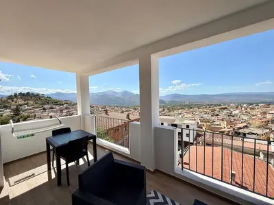 Vista generica sulle montagne o vista sulle montagne dall'interno dell'appartamento