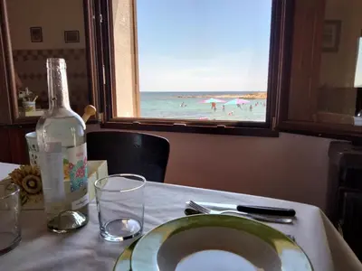 Vista generica sul mare o vista sul mare dall'interno dell'appartamento
