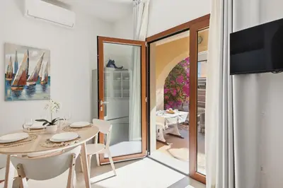 TV o dispositivi per l'intrattenimento presso Residence Moresca , Appartamento Tavolara con Giardino e Vista Mare a 80 mt dalla Spiaggia