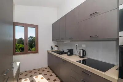 Cucina o angolo cottura di Villa La Dolce Teodoro - Spacious Family Villa Near Beaches & Center