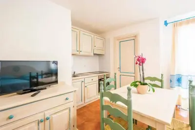Cucina o angolo cottura di Charming Baia Marina 1 BR premier Apt Terrace