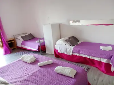 Letto o letti in una camera di Olbia family room con bagno comune