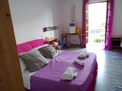 Letto o letti in una camera di Olbia family room con bagno comune