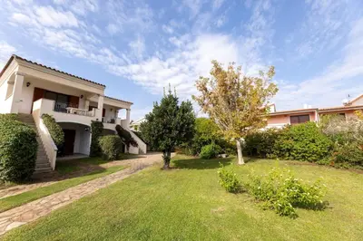 Giardino di Bright apartment 300mt from the beach