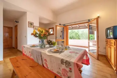 TV o dispositivi per l'intrattenimento presso Cozy apartment 150m from Pittulongu beach