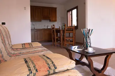 Area soggiorno di Spacious apartment with shared pool