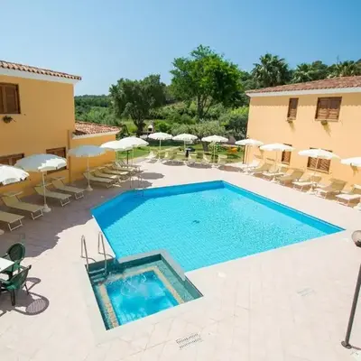 Comfy flat with terrace and pool