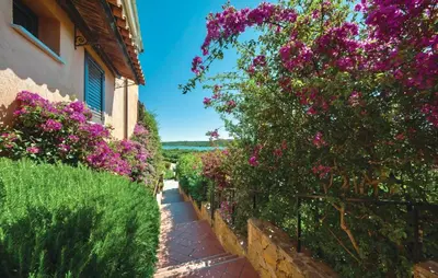 Giardino di Apartment 4 beds in Marinella just 100 mt from the beach