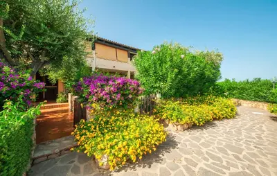 Giardino di Apartment 5 beds with fenced garden in Marinella just 300 mt from the beach