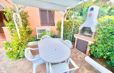 Giardino di Apartment 5 beds with fenced garden in Marinella just 300 mt from the beach