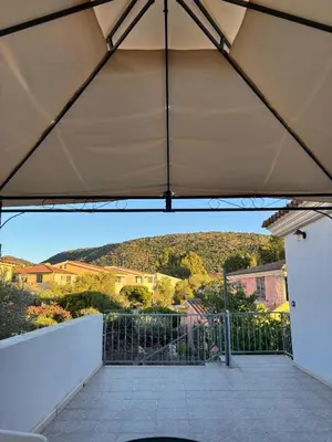 Vista generica sulle montagne o vista sulle montagne dall'interno dell'appartamento