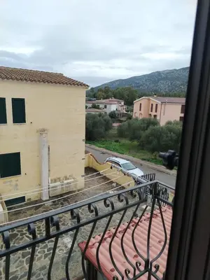 Vista generica sulle montagne o vista sulle montagne dall'interno della casa vacanze