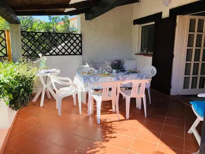 Patio o area all'aperto di Bilocale Le Rose 100 mt spiaggia Porto Taverna