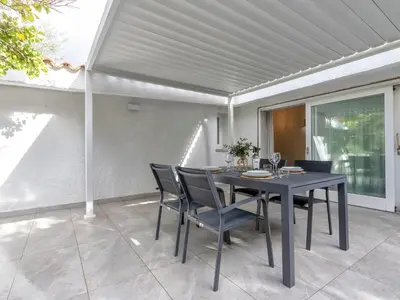 Patio o area all'aperto di Apartment Nanni by Interhome