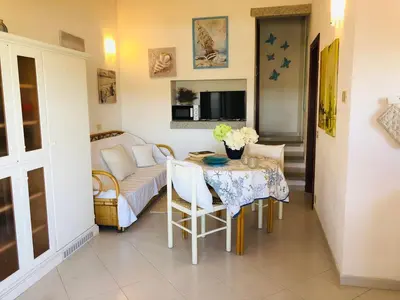 Area soggiorno di Bilocale degli Oleandri vista mare Porto Taverna