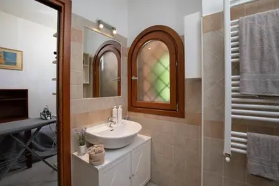 Bagno di Casa Olbia con giardino