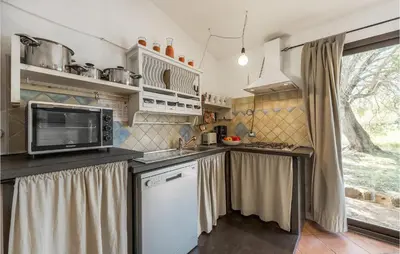 Cucina o angolo cottura di Gorgeous Home In Orosei With Wifi