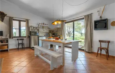 Cucina o angolo cottura di Gorgeous Home In Orosei With Wifi