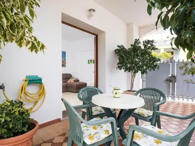 Area soggiorno di Apartment Wohnung 'Casa Sale' mit Bergblick by Interhome
