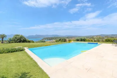 Piscina di Villa Baia Salinedda o nelle vicinanze