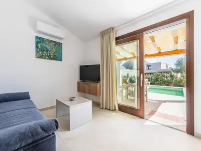 TV o dispositivi per l'intrattenimento presso Elegant villa with private pool in San Teodoro