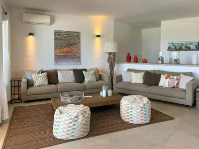 Area soggiorno di Villa By The Sea With View Of Tavolara Near Olbia
