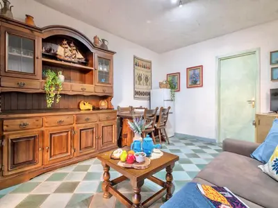 Area soggiorno di Apartment 5 beds with fenced garden in Marinella just 300 mt from the sea