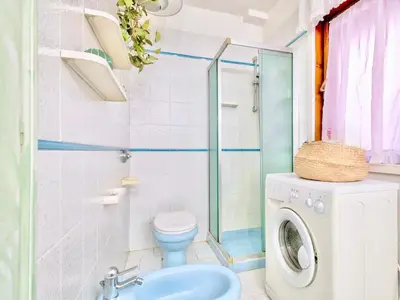 Bagno di Apartment 5 beds with fenced garden in Marinella just 300 mt from the sea