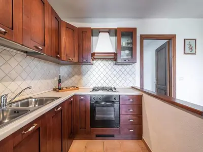 Cucina o angolo cottura di Home thoughtfully designed to offer comfort