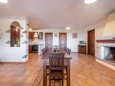 Cucina o angolo cottura di Home thoughtfully designed to offer comfort