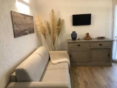 TV o dispositivi per l'intrattenimento presso Cozy retreat just 150 meters from the beach