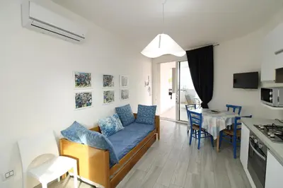 Cucina o angolo cottura di Beach Apartment- Fronte Spiaggia