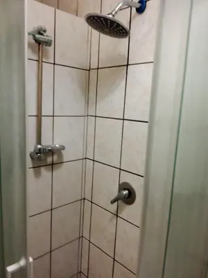 Bagno di Economy Double room, bathroom in shared