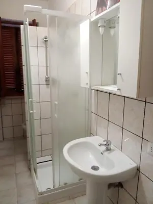 Bagno di Economy Double room, bathroom in shared