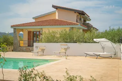 Piscina di Appartamento Posada 6 posti letto con piscina e parcheggio vicino al mare o nelle vicinanze