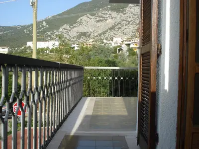 Vista generica sulle montagne o vista sulle montagne dall'interno dell'appartamento