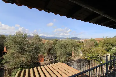 Vista generica sulle montagne o vista sulle montagne dall'interno della casa vacanze