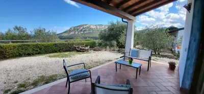 Vista generica sulle montagne o vista sulle montagne dall'interno dell'agriturismo