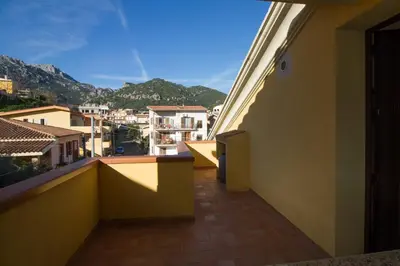 Vista generica sulle montagne o vista sulle montagne dall'interno dell'appartamento