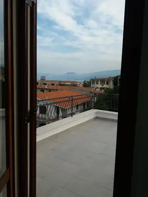 Vista generica sulle montagne o vista sulle montagne dall'interno dell'affittacamere