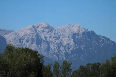 Vista generica sulle montagne o vista sulle montagne dall'interno della casa vacanze