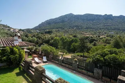 Vista generica sulle montagne o vista sulle montagne dall'interno della casa vacanze