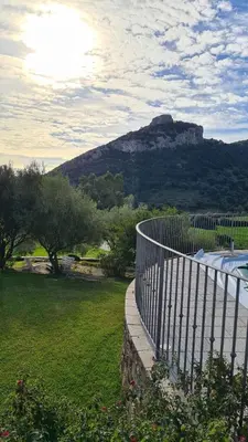 Vista generica sulle montagne o vista sulle montagne dall'interno dell'appartamento