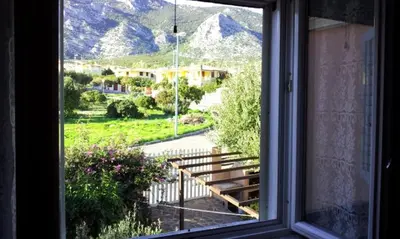 Vista generica sulle montagne o vista sulle montagne dall'interno dell'appartamento