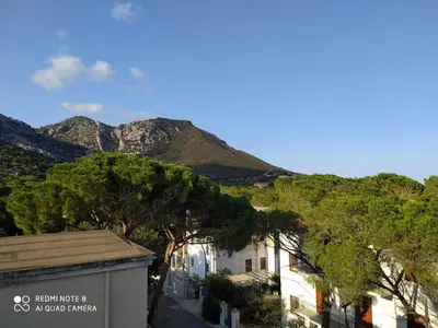 Vista generica sulle montagne o vista sulle montagne dall'interno dell'appartamento
