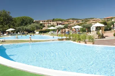Piscina di Baia Caddinas Clubresidence o nelle vicinanze