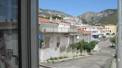 Vista generica sulle montagne o vista sulle montagne dall'interno dell'appartamento